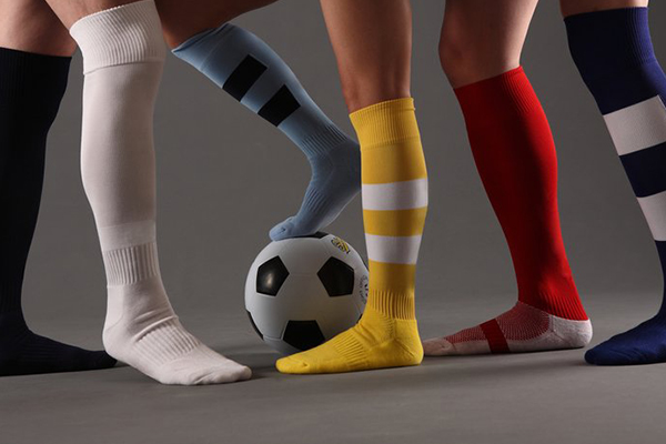 足球袜(原料为150D/1环保保色涤纶高弹色纱)